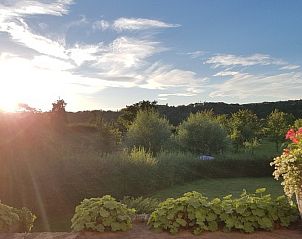 Zonsondergang vanaf terras van Buitenverblijf 't Herfse, vakantiehuis in Epen, Limburg.