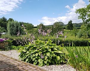 Prachtige tuin van Buitenverblijf 't Herfse, vakantiehuis in Epen, omgeven door natuur.