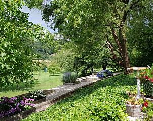 Schaduwrijke plek in de tuin van Buitenverblijf 't Herfse, vakantiehuis in Epen, Zuid Limburg.