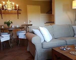 Gezellige woonkamer van Buitenverblijf 't Herfse, vakantiehuis in Epen, Limburg.