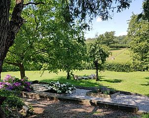Rustige tuin met zitplek bij Buitenverblijf 't Herfse, vakantiehuis in Epen, Zuid Limburg.