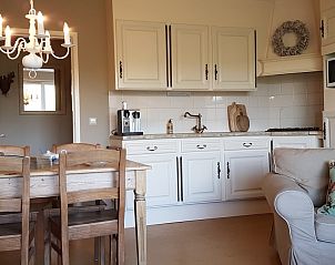 Eetkamer in Buitenverblijf 't Herfse, vakantiehuis in Epen, Limburg, met landelijke charme.