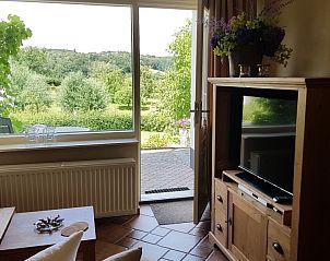 Uitzicht vanuit de woonkamer van Buitenverblijf 't Herfse, vakantiehuis in Epen, Limburg.