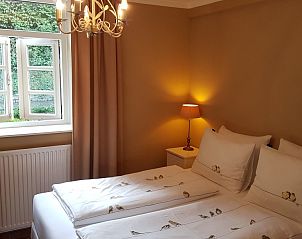 Knusse slaapkamer met raam in Buitenverblijf 't Herfse, vakantiehuis in Epen, Zuid Limburg.