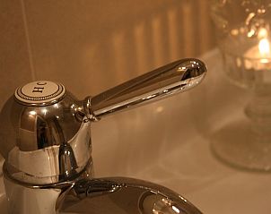 Detail van kraan in badkamer van Buitenverblijf 't Herfse, vakantiehuis in Epen, Zuid Limburg.