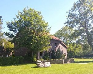 Cottage in Mechelen, a charming cottage in South Limburg, surrounded by green nature and rustic charm.