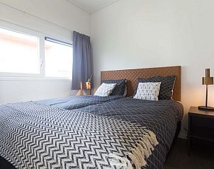 Gezellige slaapkamer met tweepersoonsbed in Module 6 personen vakantiehuis Schin op Geul, Zuid Limburg biedt rust en comfort.