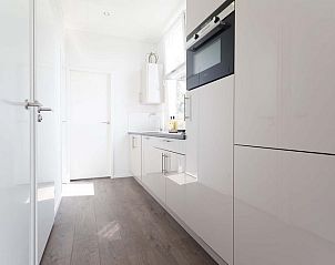 Strakke keuken in Module 6 personen vakantiehuis Schin op Geul, Zuid Limburg met moderne apparatuur en veel opbergruimte.