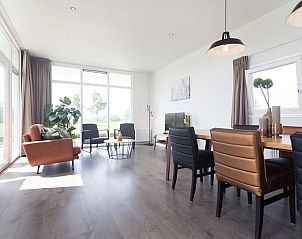 Ruime woonkamer in Module 6 personen vakantiehuis Schin op Geul, Zuid Limburg met veel lichtinval en comfortabele zitplaatsen.