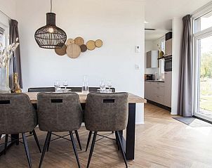 Stijlvolle eetruimte in Module Special 6 personen Wellness vakantiehuis, Schin op Geul, Zuid Limburg met uitzicht.