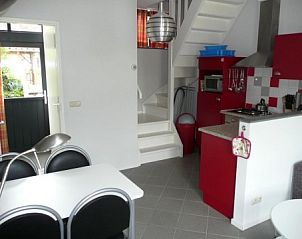 Moderne keuken in Landgoed Karsveld vakantiehuis in Slenaken, Zuid Limburg met rode accenten.