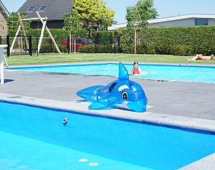 Verfrissend zwembad bij Domein Hellebeuk, ideaal voor gezinnen in vakantiehuis Valkenburg, Zuid Limburg.