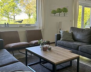 Comfortabele zithoek in vakantiehuis Domein Hellebeuk, Valkenburg, Zuid Limburg, met groen uitzicht.