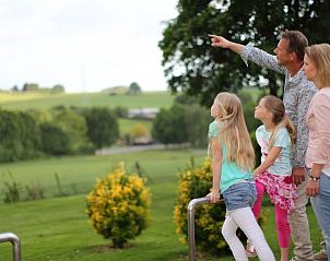 Gezin geniet van panoramisch uitzicht bij Domein Hellebeuk, vakantiehuis Valkenburg, Zuid Limburg.