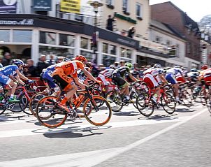 Fietswedstrijd door het centrum van Valkenburg, nabij Domein Hellebeuk, vakantiehuis Zuid Limburg.