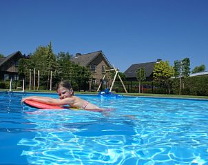 Kind geniet in zwembad bij Domein Hellebeuk, vakantiehuis in Valkenburg, Zuid Limburg.