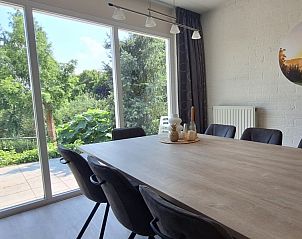 Eetkamer met uitzicht op natuur bij Domein Hellebeuk, vakantiehuis Valkenburg, Zuid Limburg.