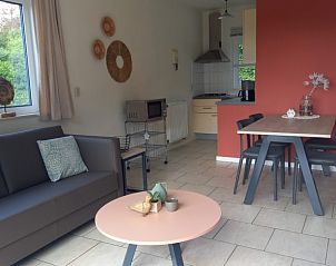 Gezellige woonkamer met open keuken bij Domein Hellebeuk, vakantiehuis in Valkenburg, Zuid Limburg.