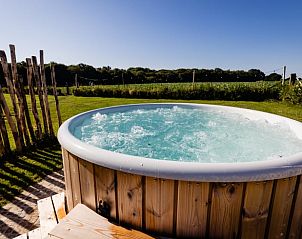 Bubbelbad in de tuin van Vakantiehuisje in Wijlre, Zuid-Limburg, perfect voor ontspanning.