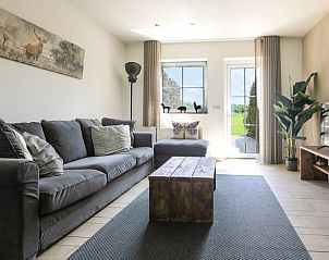 Gezellige woonkamer van Vakantiehuisje in Wijlre met comfortabele banken en natuurlijk licht.