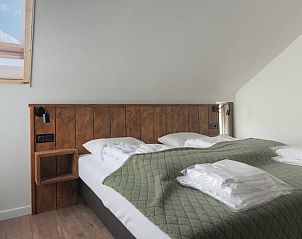 Slaapkamer met tweepersoonsbed in Vakantiehuisje in Wijlre, Zuid-Limburg, knus en stijlvol ingericht.