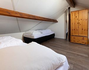 Ruime zolderkamer met eenpersoonsbedden in Vakantiehuisje in Wijlre, Zuid-Limburg.