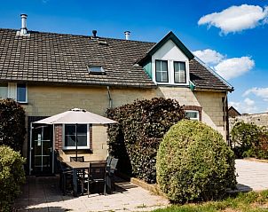 Terras met tuinmeubilair bij Vakantiehuisje in Wijlre, Zuid-Limburg, ideaal voor buitenontspanning.