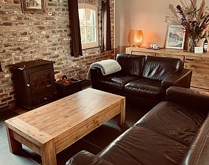 Stijlvolle woonkamer met houten meubels in Vakantiehuis in Wijlre, Zuid Limburg.