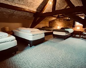 Ruime slaapkamer met meerdere bedden in Vakantiehuis in Wijlre, Zuid Limburg.