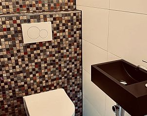 Gekleurde mozaektegels in toilet van Vakantiehuis in Wijlre, Zuid Limburg.