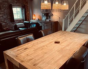 Eetruimte met houten tafel in Vakantiehuis in Wijlre, Zuid Limburg, Limburg.