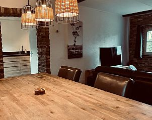 Gezellige eetkamer met open keuken in Vakantiehuis in Wijlre, Zuid Limburg.