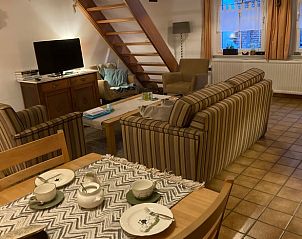 Comfortabele woonkamer in Vakantiehuisje in Wijlre, Zuid Limburg met zithoek en televisie.