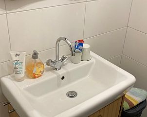 Moderne wastafel in de badkamer van Vakantiehuisje in Wijlre, Zuid Limburg met verzorgingsproducten.
