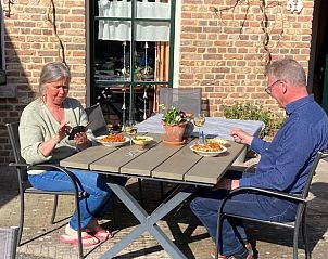 Genieten van een maaltijd op het terras bij Vakantiehuisje in Wijlre, Zuid Limburg, perfect voor buiten dineren.