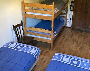 Ruime slaapkamer met stapelbed in Vakantiehuis in Wijlre, Zuid Limburg.