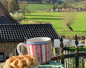Ontbijt met uitzicht op het landschap bij Vakantiehuis in Wijlre, Zuid Limburg.
