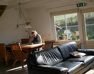 Eethoek in Vakantiehuis in Wijlre, Zuid Limburg, met natuurlijk licht en comfort.