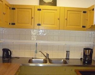 Volledig uitgeruste keuken in Vakantiehuis in Wijlre, perfect voor zelf koken.