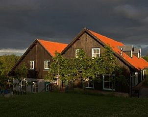 Vakantiehuis in Wijlre, Zuid Limburg, bij zonsondergang met sfeervolle verlichting.