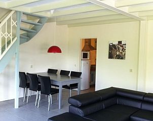 Open eetruimte in Vakantiehuis in Wijlre, Limburg met moderne inrichting en toegang tot keuken.