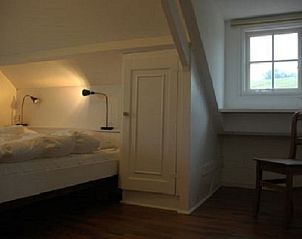 Knusse slaapkamer in Vakantiehuis in Wijlre, Limburg met comfortabele bedden en rustgevend uitzicht.