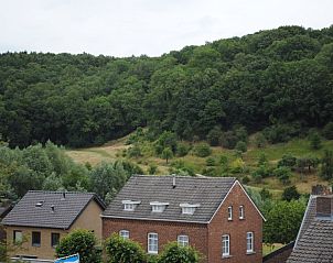 Uitzicht op groene heuvels en huizen vanuit Vakantiehuisje Clermont in Slenaken, Zuid Limburg.