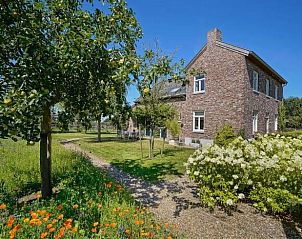 Huisje in Slenaken vakantiehuis in Zuid Limburg met stenen gevel en groene tuin.