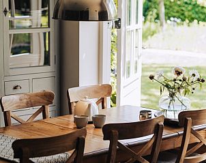 Eettafel met bloemen in Huisje in Slenaken vakantiehuis in Limburg.