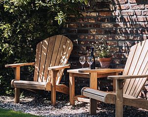 Rustieke stoelen bij Huisje in Slenaken vakantiehuis in Limburg.