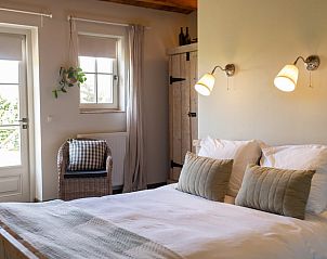 Slaapkamer met tweepersoonsbed in Huisje in Slenaken vakantiehuis in Zuid Limburg.