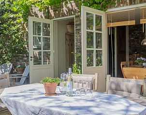 Terras met wijnfles in Huisje in Slenaken vakantiehuis in Zuid Limburg.