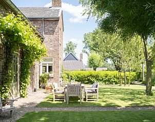 Zonnige tuin met zitplek bij Huisje in Slenaken vakantiehuis in Zuid Limburg.