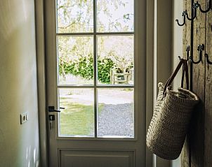 Deur met uitzicht op tuin in Huisje in Slenaken vakantiehuis in Zuid Limburg.